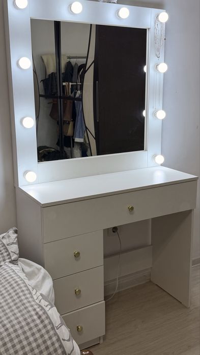 Туалетный столик трюмо