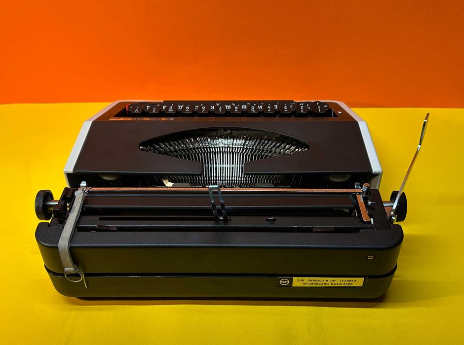 Чисто нова  Пишеща Машина Хеброс 1300 Ф клавиатура Кирилица Обслужена