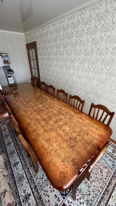 Продам стол со стульями.