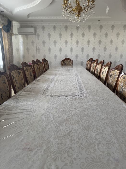 Стол и стулья для гостевой