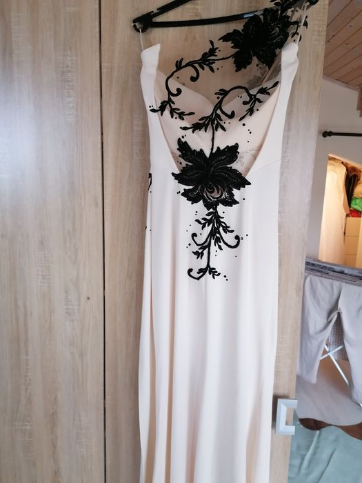 Официални рокли.