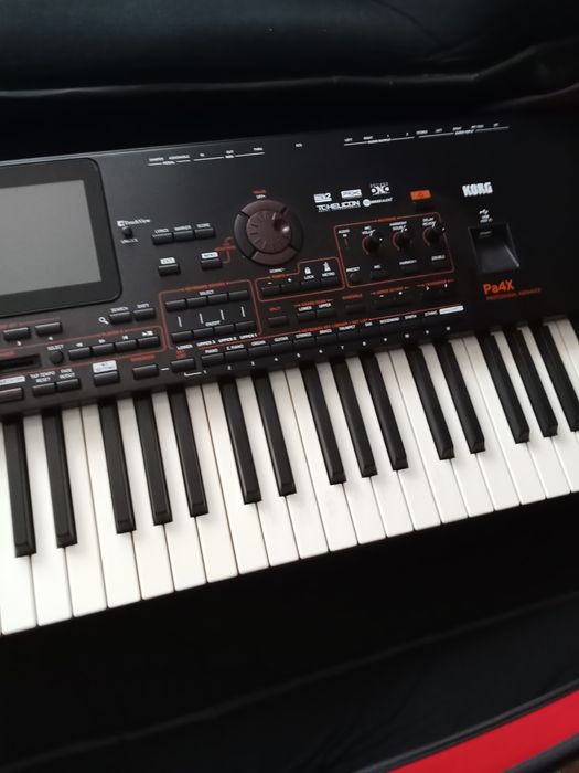 Vând korg pa 4 76 de clape