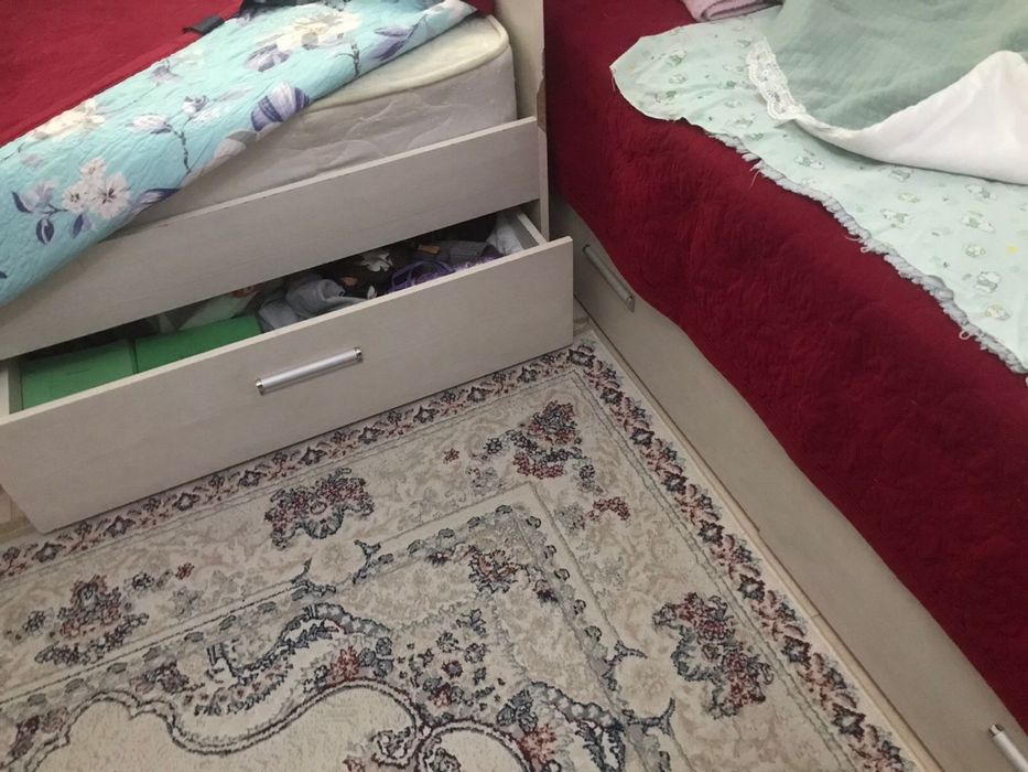 Кровать и столик с шкафом