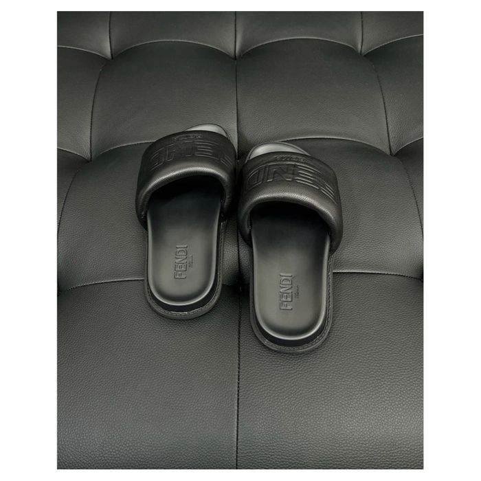 Fendi Embossed Logo Slides / Black