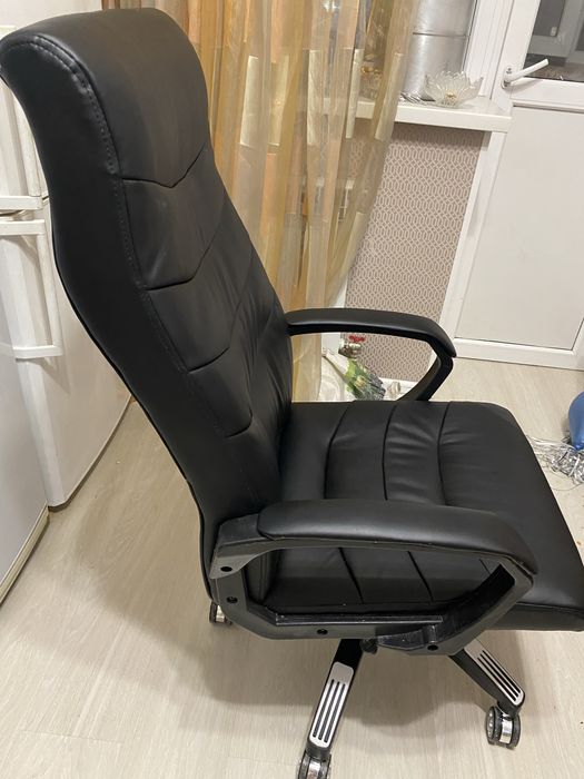 Оффисное кожаное кресло