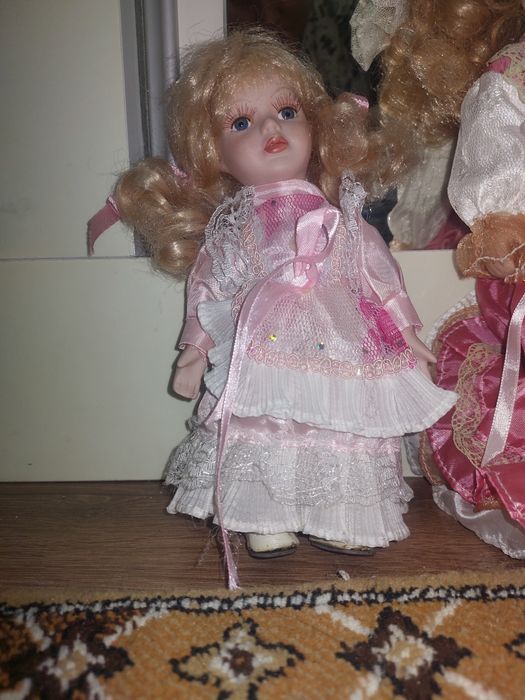 Кукла из фарфора