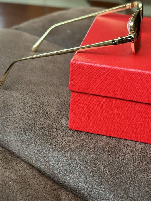 Слънчеви очила със златна рамка