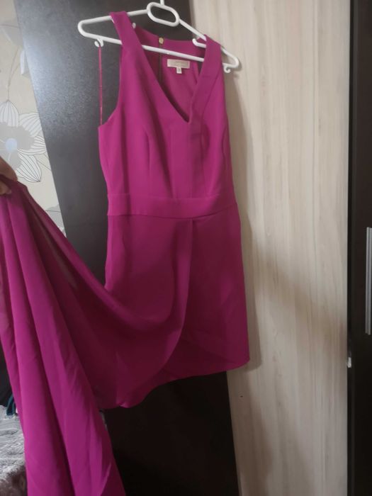 Къса рокля със ефектен детайл отстрани