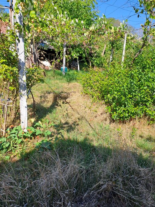 Продавам две малки къщички в с. Багренци.