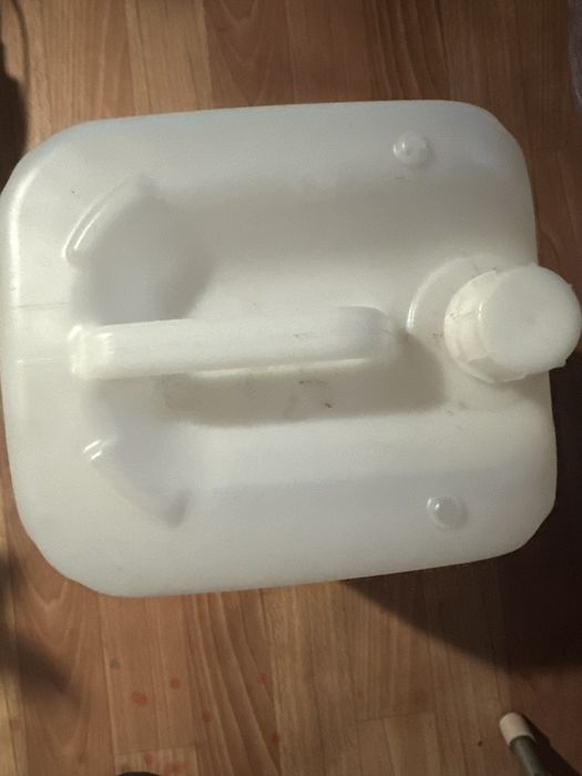 Продам канистру п/л -10 литров