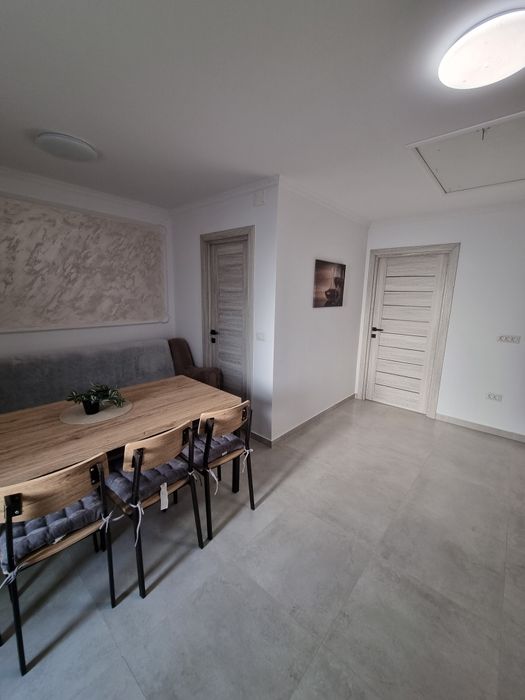 Închiriez casa la curte zona centrala