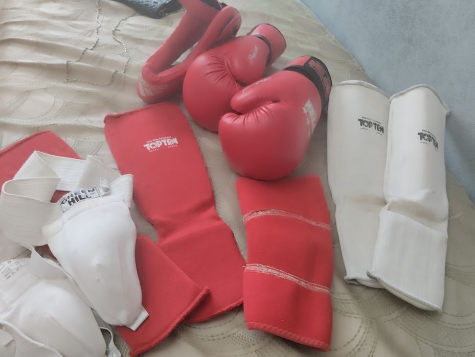 Продаю комплект, перчатки шлем и т.д.