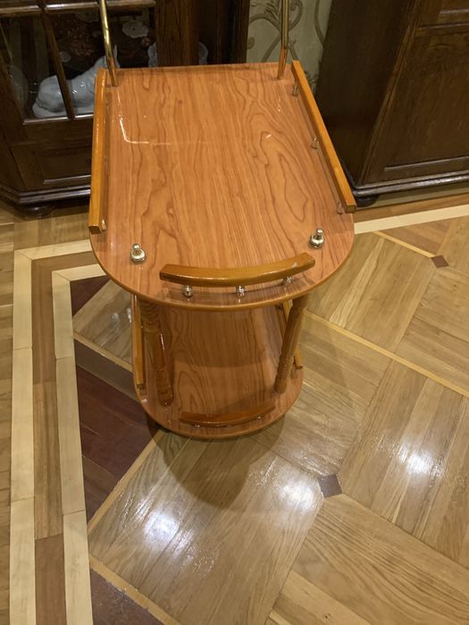 сервировочный столик