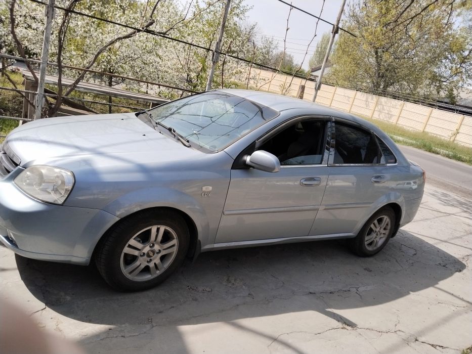 Ayol taksi maktabga bogʻchaga bolalarni olib borish