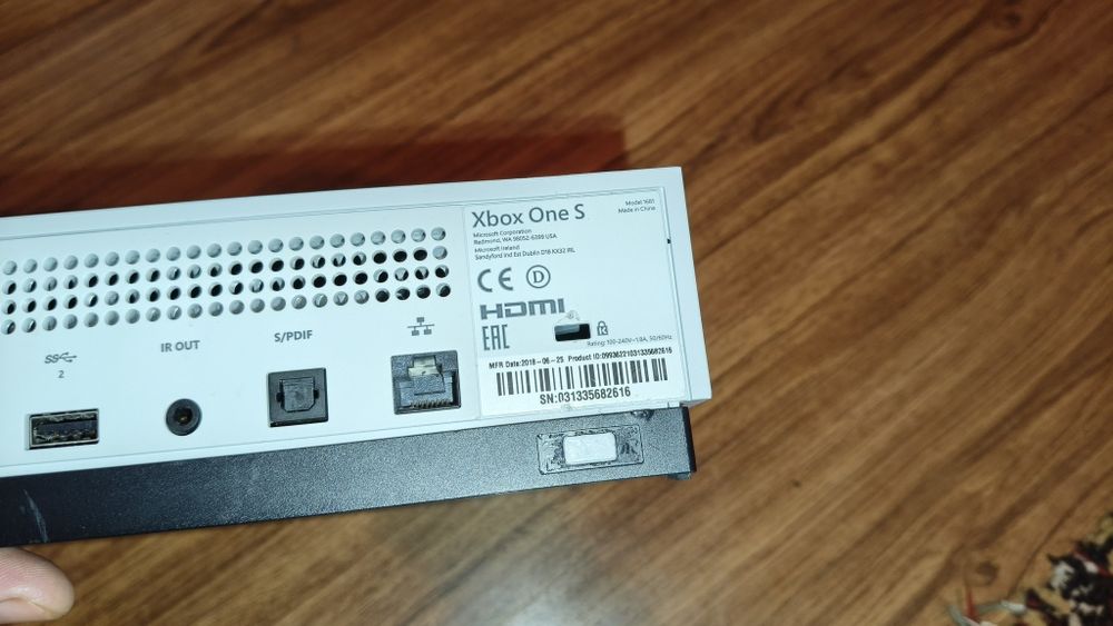 XBox One S 1TB+2 Controlere