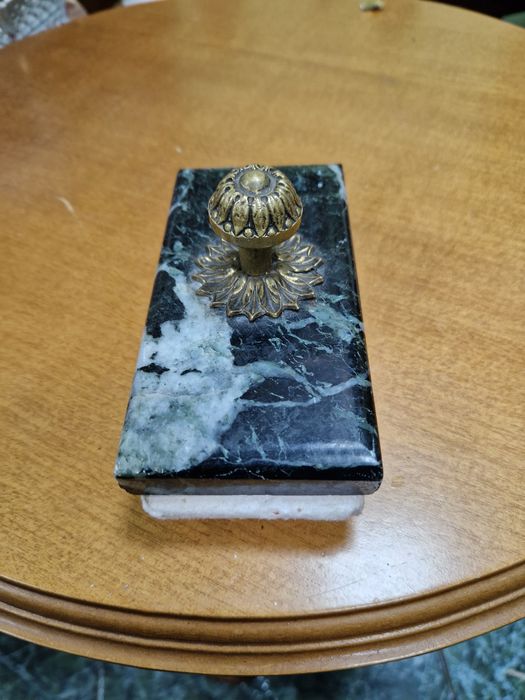 Прекрасна антикварна френска попиванелна- бронз и мрамор