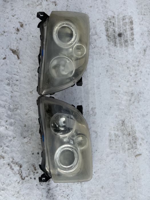 фары от тойота авенсис