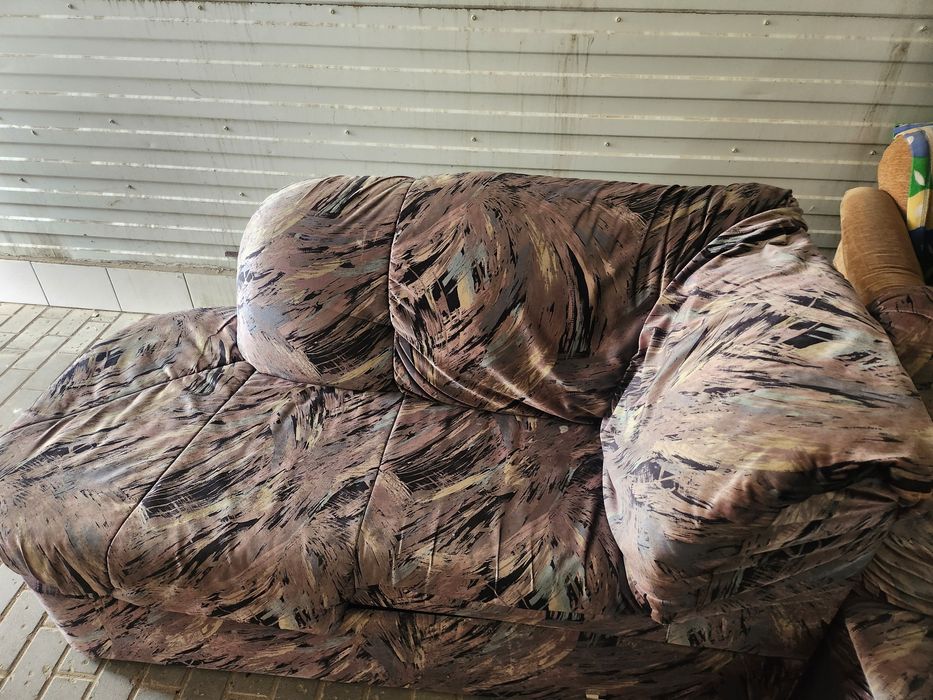 Продам диван угловой и кресло