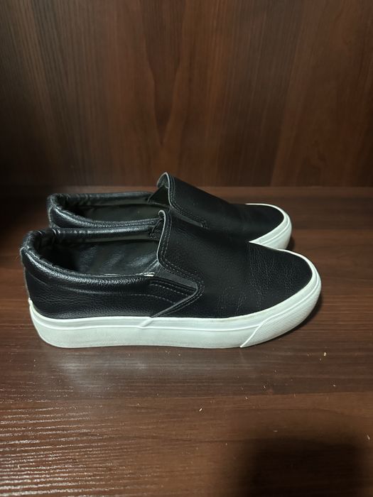 Женские черные слипоны с белой подошвой 24см