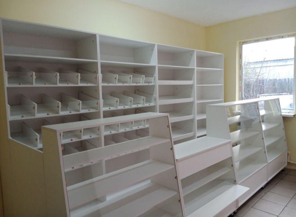 Торговые стеллажи и витрины.