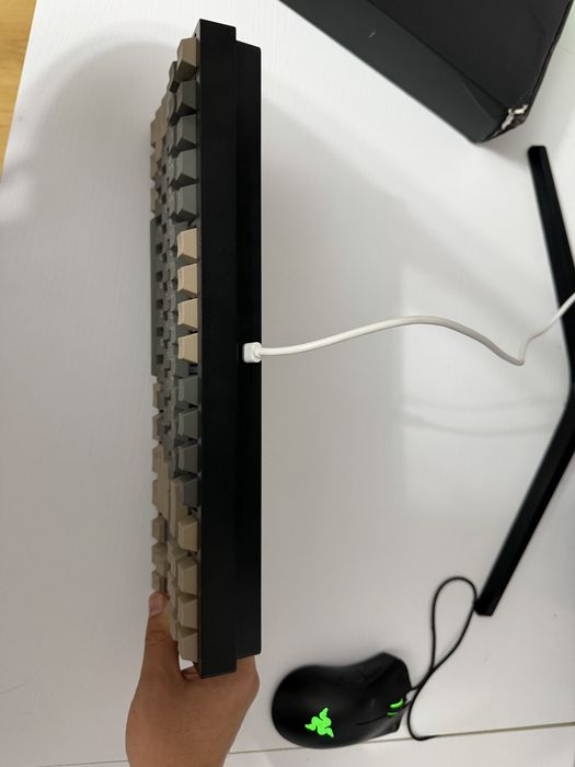 Vând tastatură mecanică Weikav Lucky80 și microfon Fifine AM8 (separat sau pachet)
