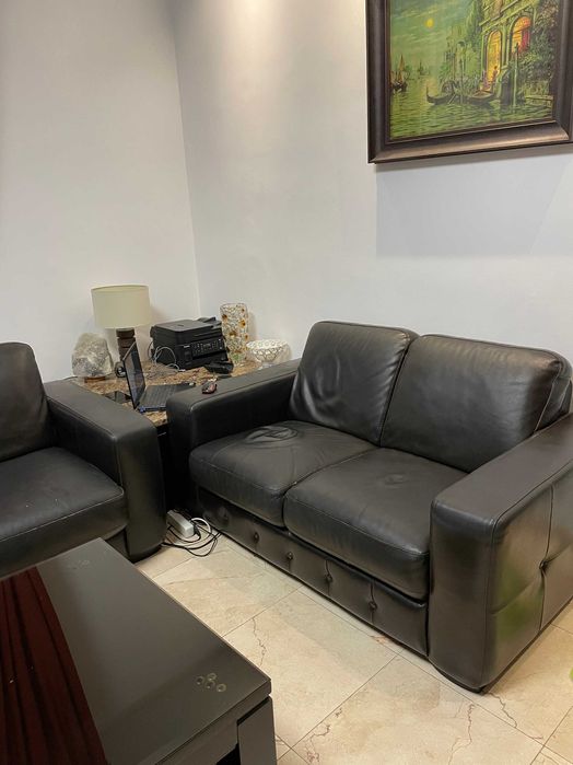 Vand set canapele piele, masa si 4 scaune