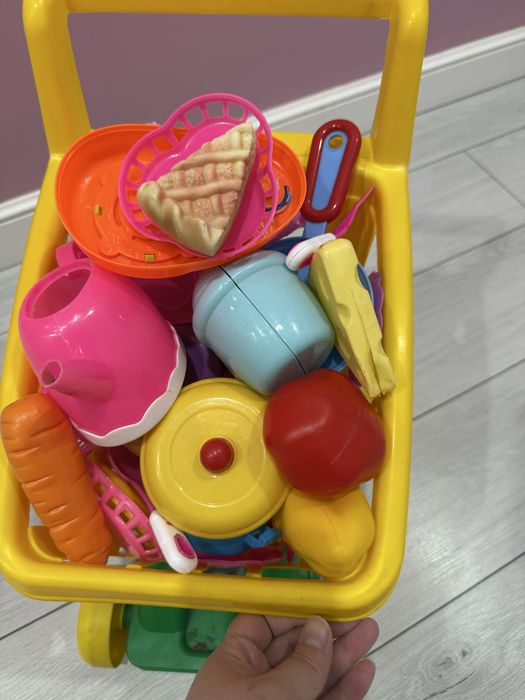 Целая корзина фруктов,овощей и посуды