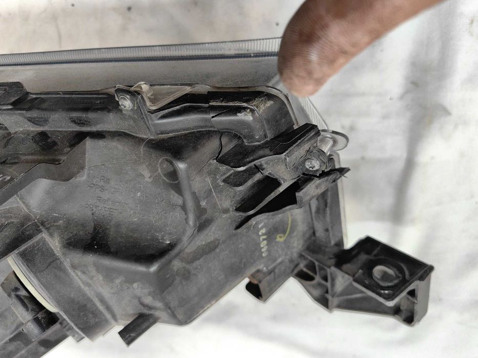 Оригинални  фарове Ляв Десен  Тойота  Toyota Hilux 2018