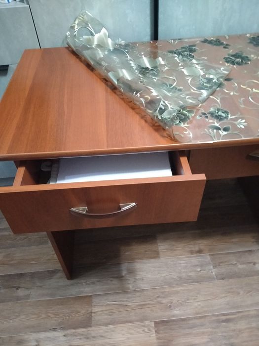 Продам стол со шкафчиками