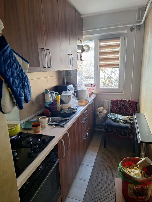 Vand apartament semi-decomandat