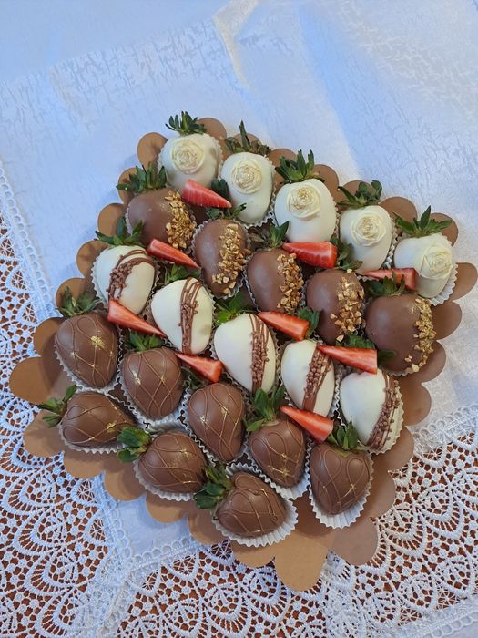 Клубника в шоколаде, торты, цветы