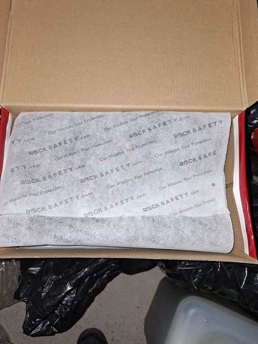 Продавам два чифта летни работни обувки и един чифт зимни