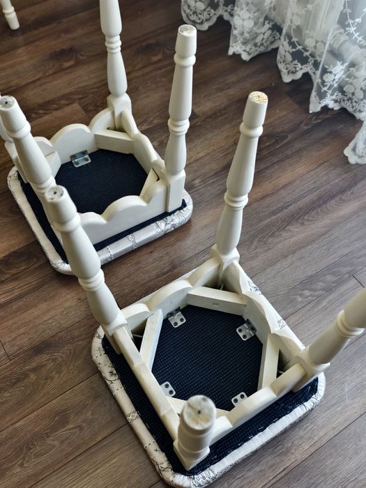 Красивые табуретки, стол ручной работы