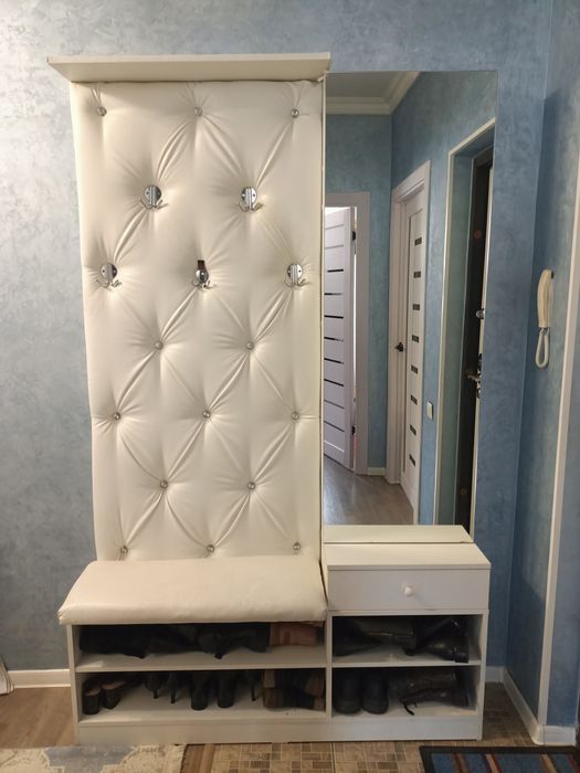 Прихожка в хорошом состояния с раздвежным зеркалом