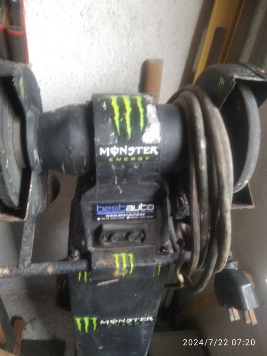 Голям трифазен шмиргел със стойка.