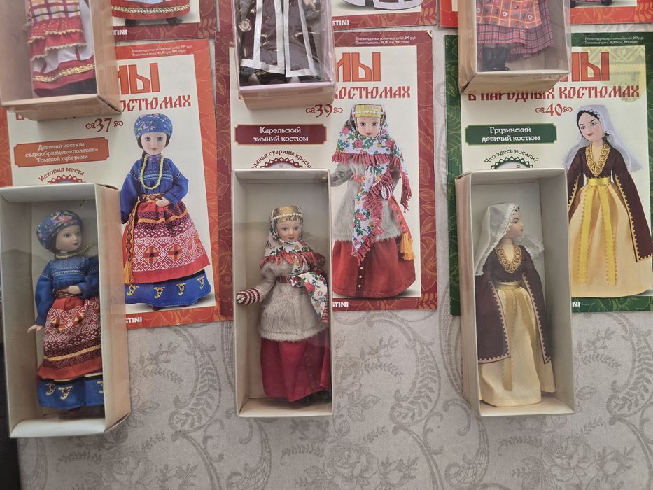 Фарфоровые куклы в народных костюмах