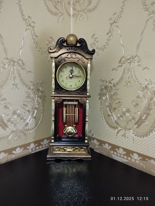 Часы настольные высота 26 см.