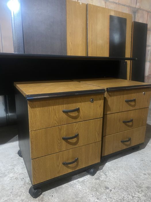 Masa birou si doua dulapiare