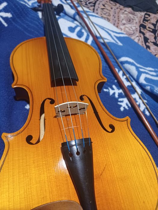 Vând vioara stradivarius