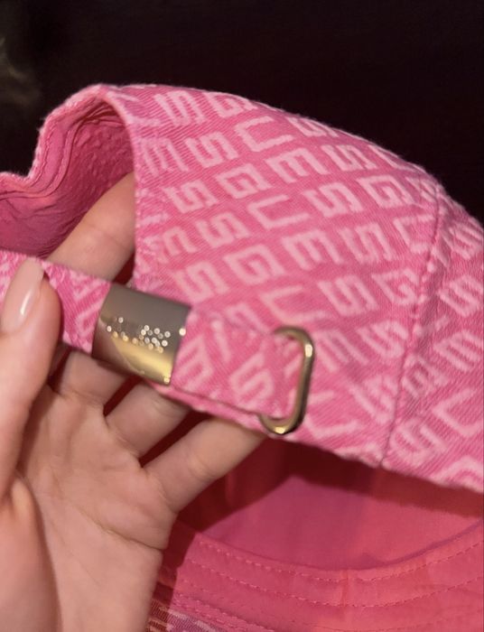 Розова шапка guess