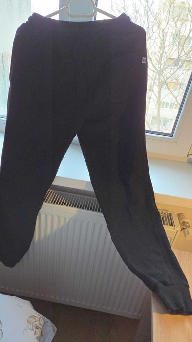 Pantaloni Russsell Athletic, mar.S, negri, orginali, in stare buna.