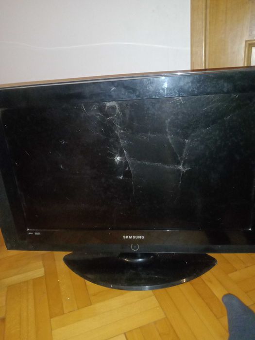 Televizor Samsung LCD , 81 cm diagonala , pt piese , ecran spartt