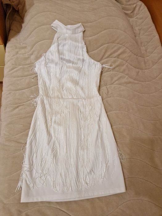 Ефектна дамска рокля с гол гръб