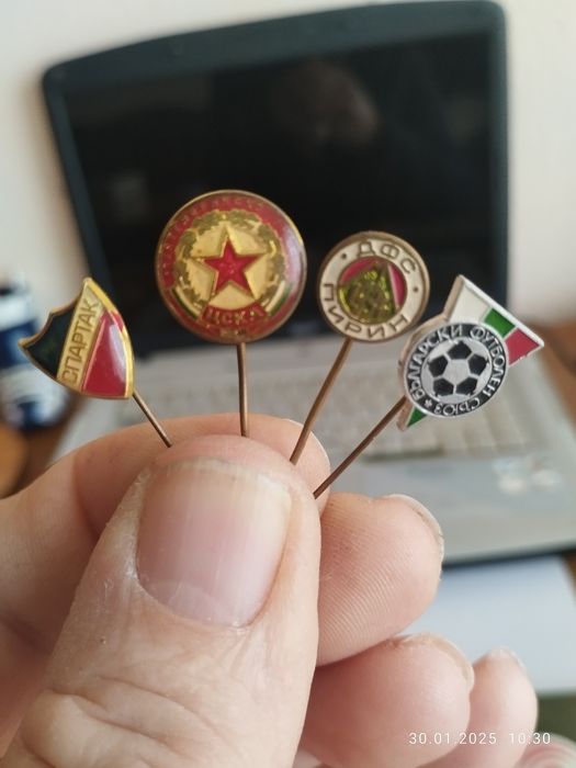 Продавам малък сет значки