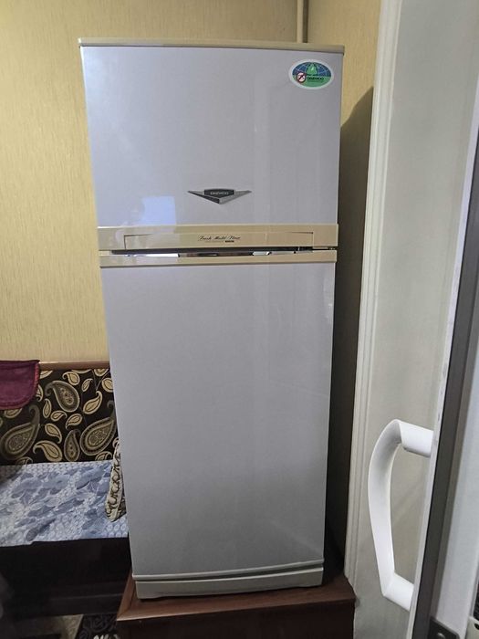 Холодильник Daewoo No Frost : морозильная/холодильная камеры