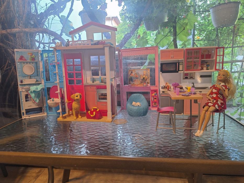 Casa lui Barbie portabilă.