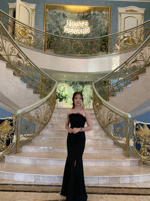 Коктейльное платье с перьями