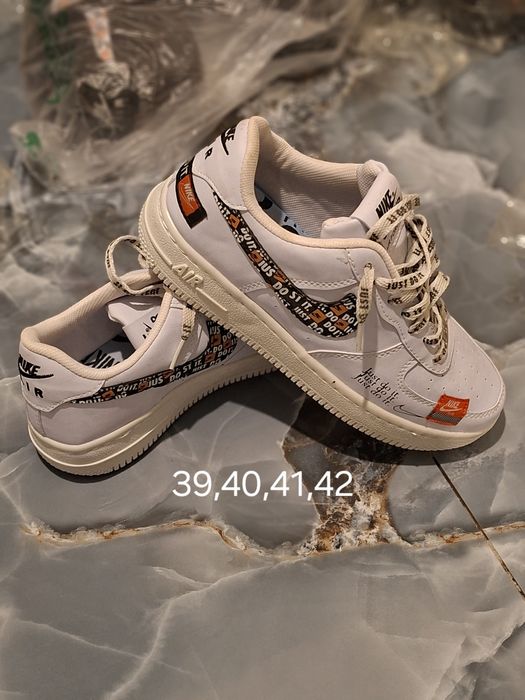 Adidași de vânzare, lichidare de stoc