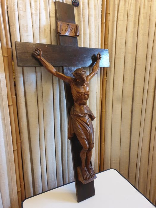 Crucifix din lemn