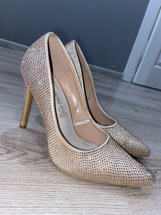 Обувки на висок ток.